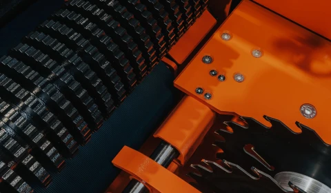 Używane vs. nowe maszyny do obróbki drewna – co bardziej się opłaca?