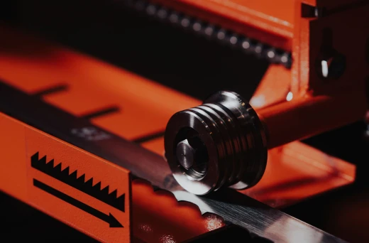 Jak dobrać rodzaj piły do gatunku i grubości drewna? Praktyczny poradnik dla tartaków