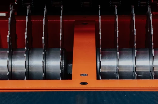 Jak wybrać odpowiednią obrzynarkę do desek w tartaku?